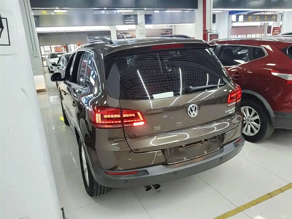 VOLKSWAGEN TIGUAN
