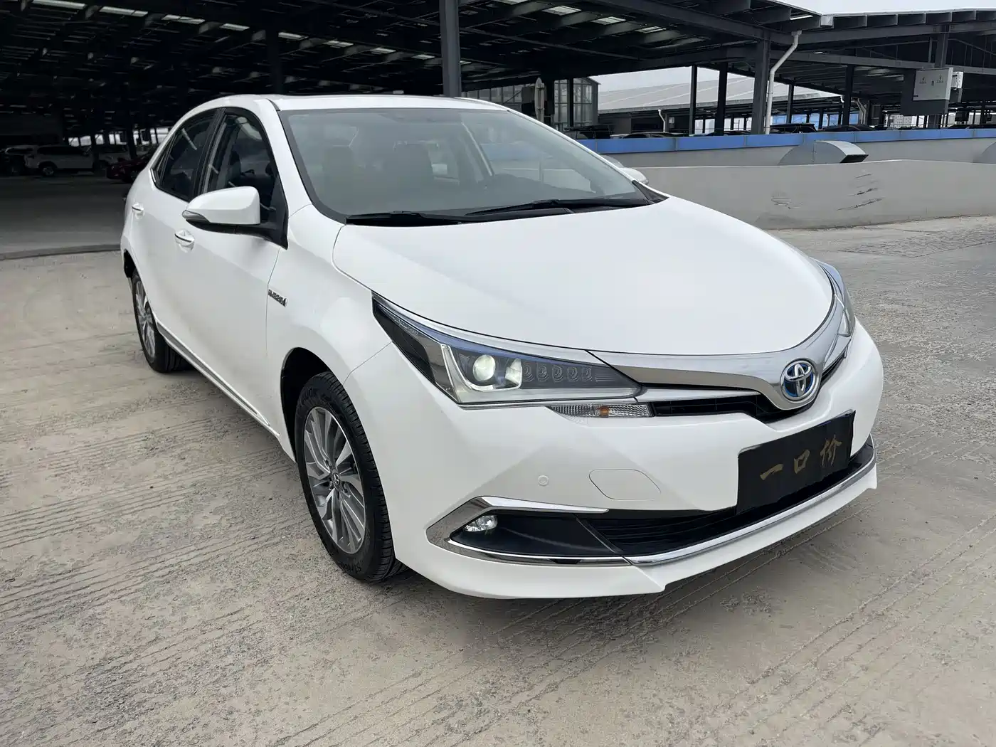 Toyota Corolla 2016 Dual Hybrid 1.8L E-CVT Elite Edition фото 3