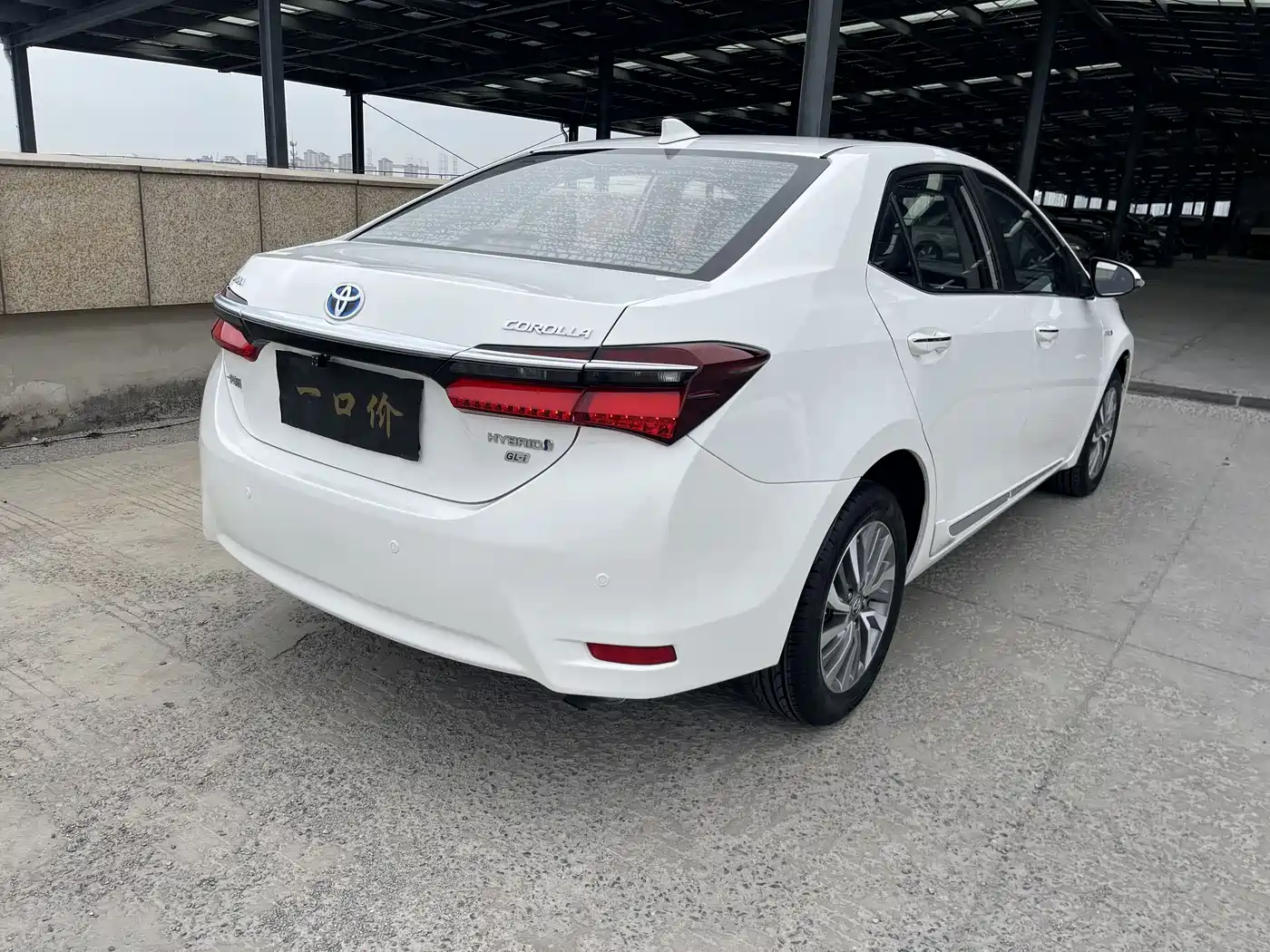 Toyota Corolla 2016 Dual Hybrid 1.8L E-CVT Elite Edition фото 7
