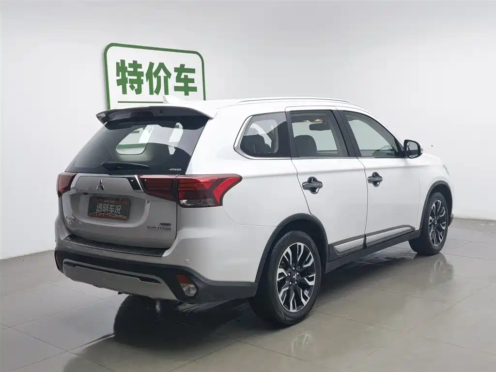 Mitsubishi Outlander 2019 2.4L 4WD Deluxe Edition 5-Seater China VI фото 2