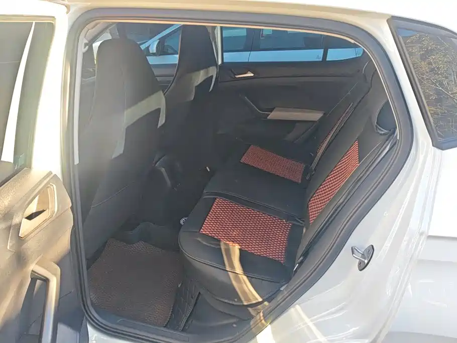 صورة 11 - Volkswagen Tharu