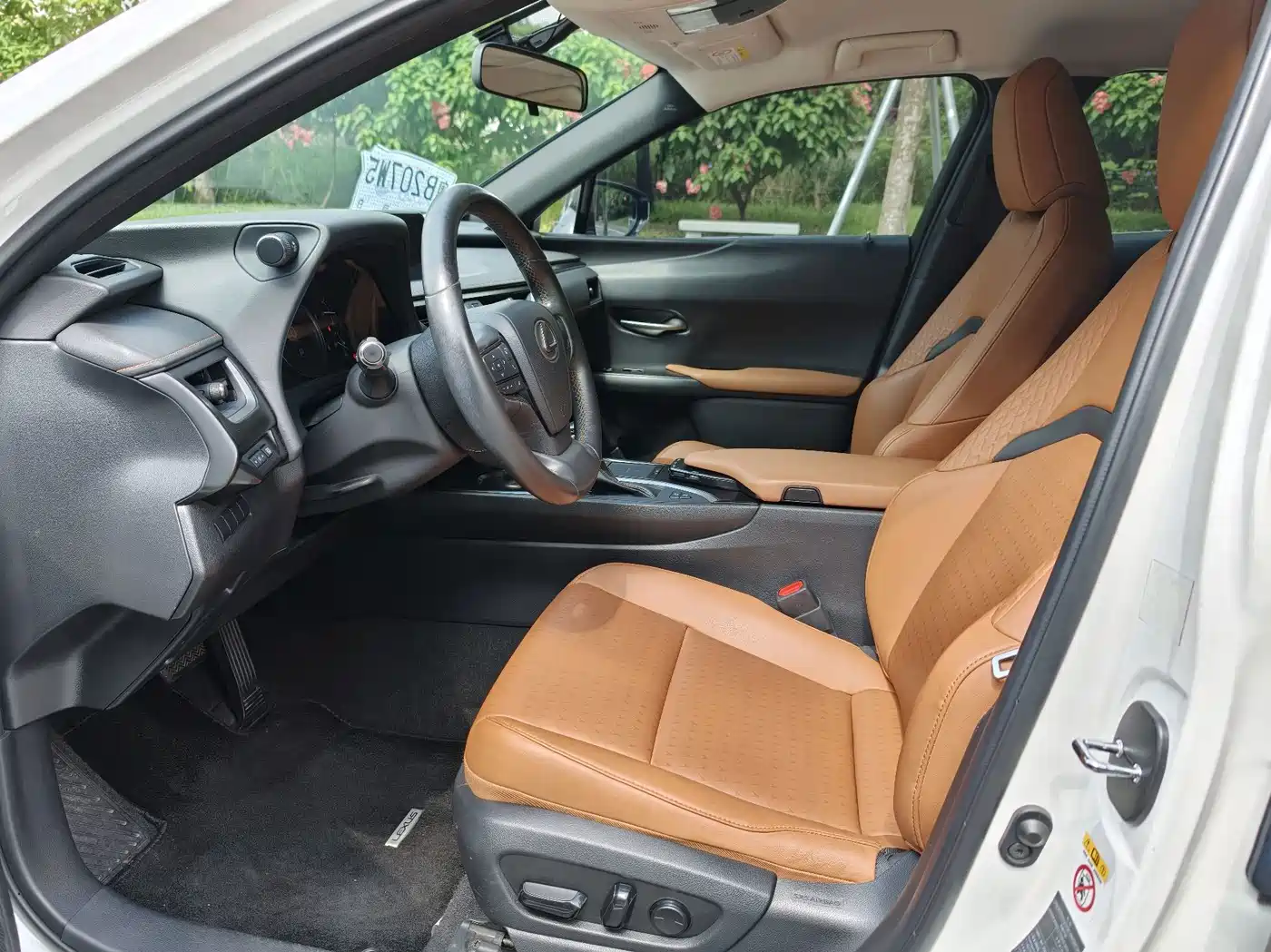 Фото 5 - Lexus UX