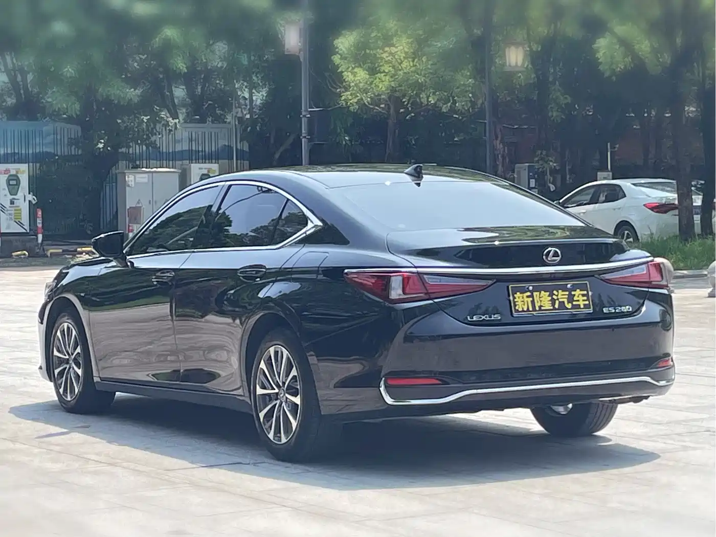 Lexus ES 2023 200 Excellence Edition фото 6