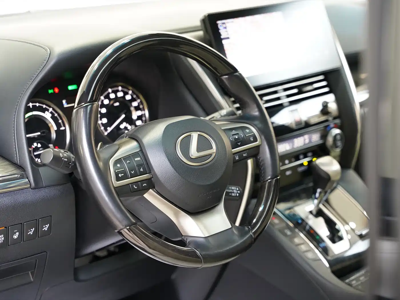 Lexus LM 2020 300h 4-Seat Imperial Edition фото 13