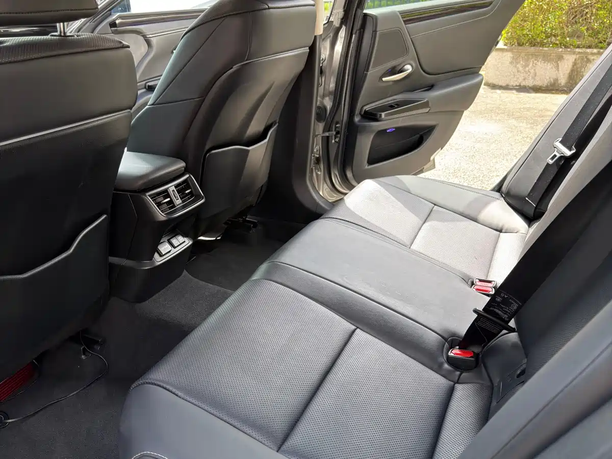 Фото 5 - Lexus ES