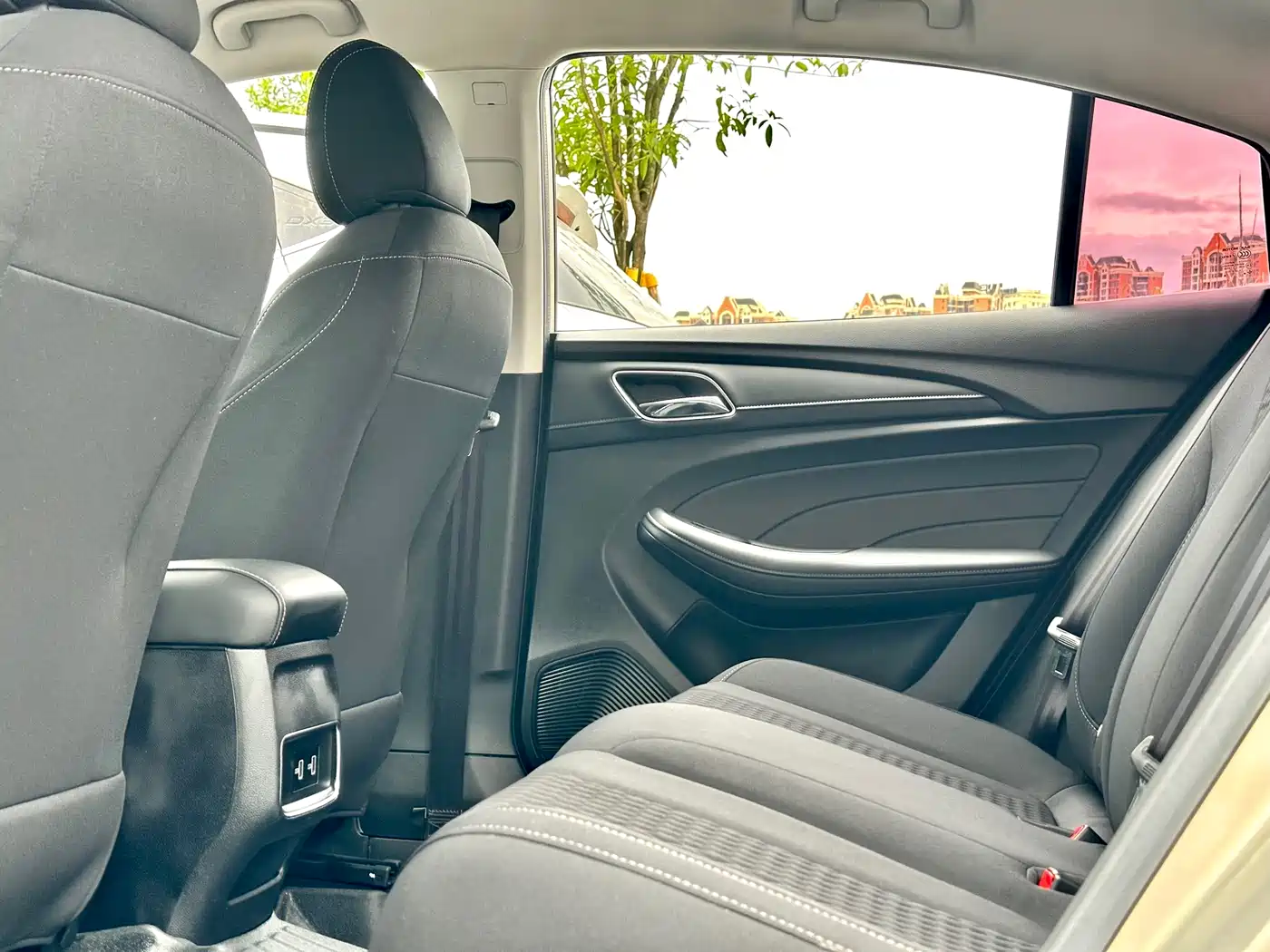 Фото 32 - Roewe i5
