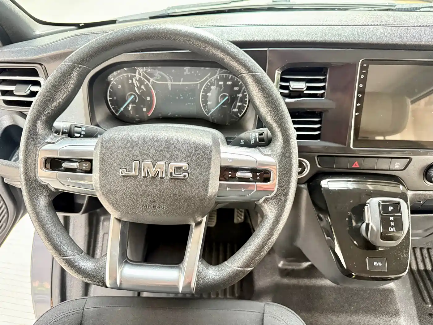 Jiangling JMC Fushun 2024 2025 Model 2.0T 8AT Diesel Medium Wheelbase Low Roof Commercial MPV 5/6 Seats