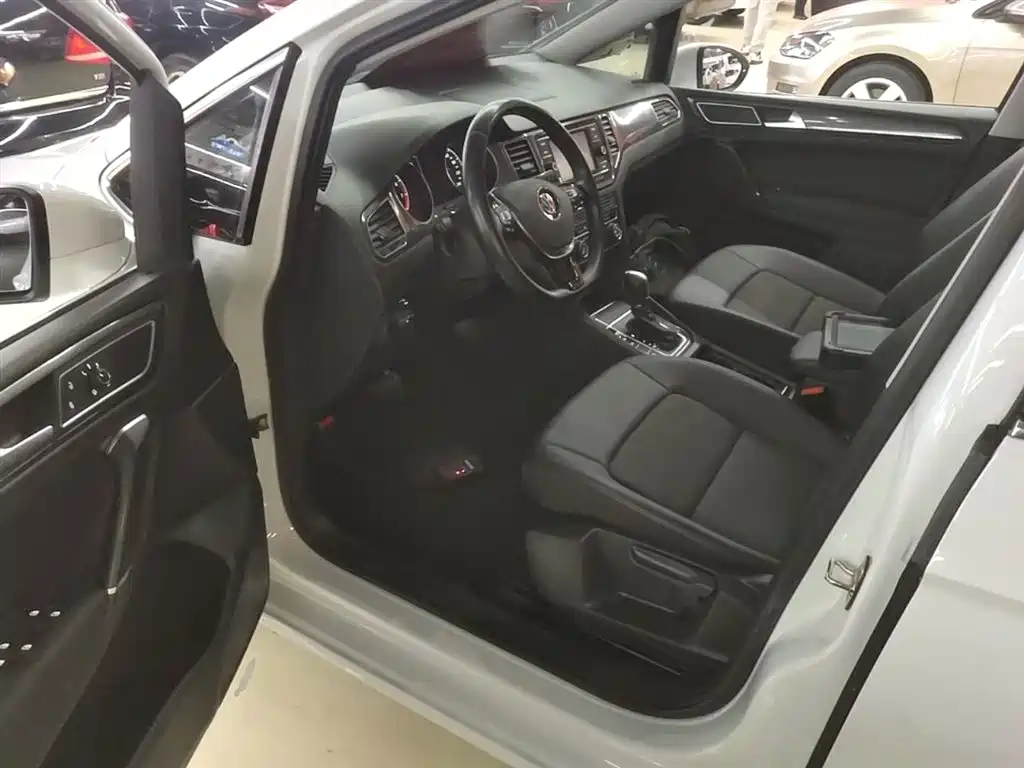 Volkswagen Golf Sportsvan 2018 230TSI Automatic Progressive фото 16