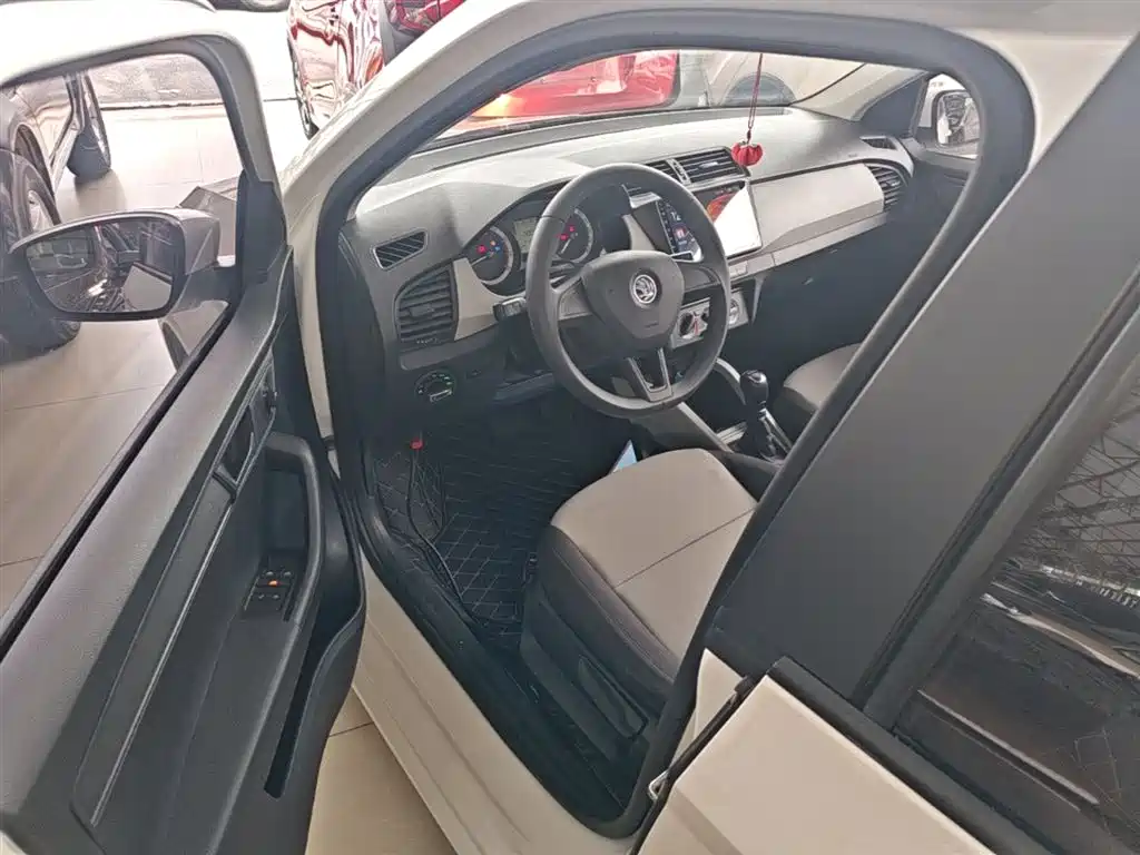 Škoda Fabia 2017 1.4L Auto Car Enjoy Edition фото 16