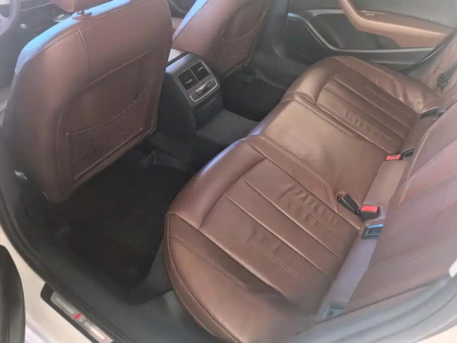 Фото 11 - Audi A4L