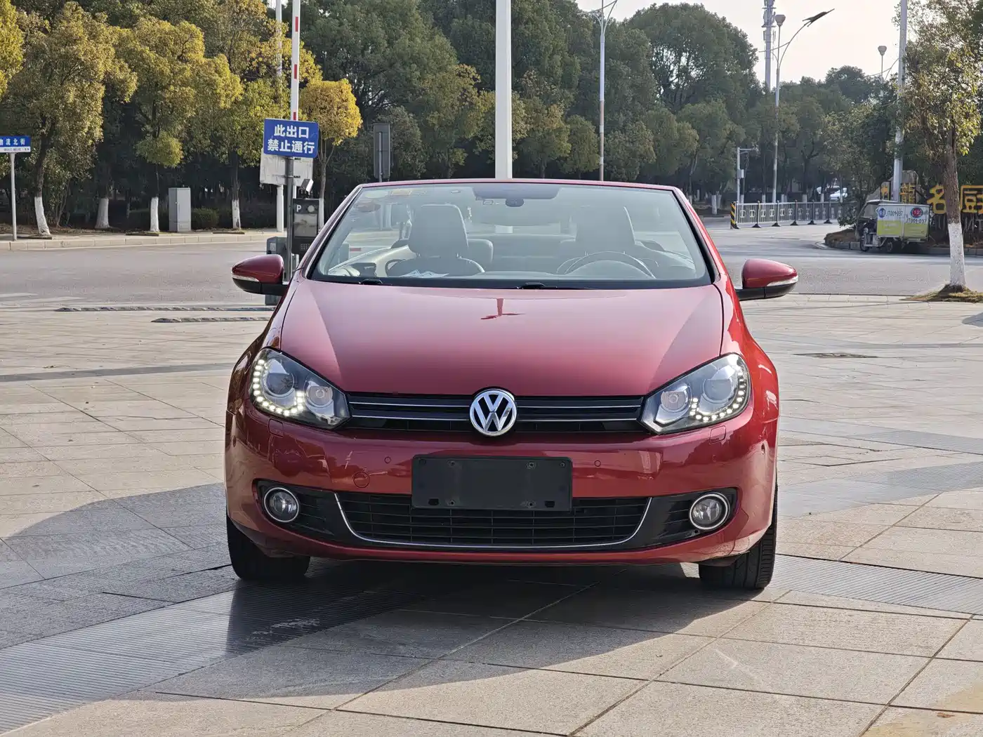 Volkswagen Golf (Import) 2012 1.4TSI Luxury Convertible Edition фото 2