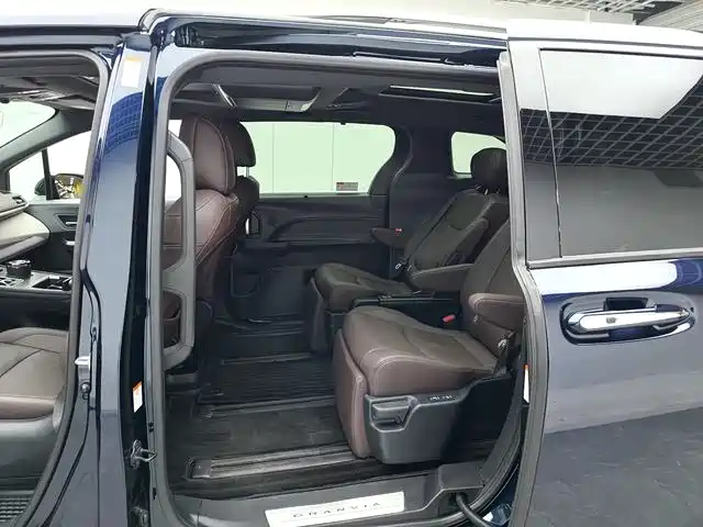 Toyota Granvia 2023 2.5L Hybrid Flagship VIP Edition фото 11