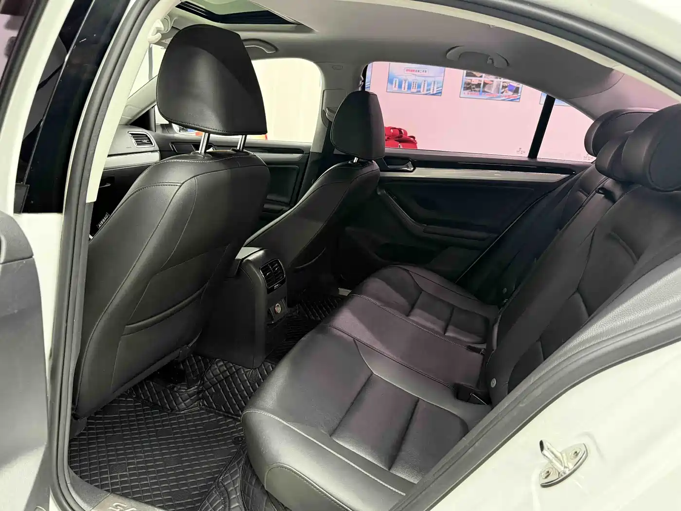 Volkswagen Sagitar 2015 1.6L Automatic Comfort фото 10