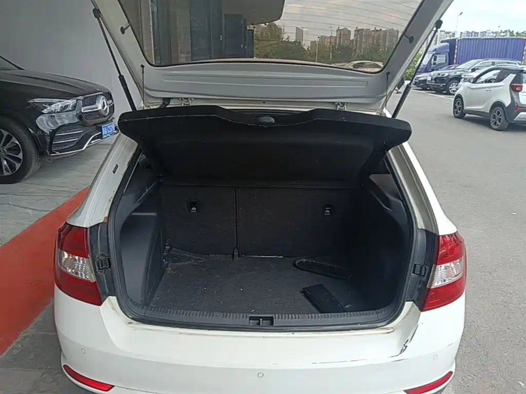 Škoda Skoda Rapid Spaceback 2018 1.6L Automatic Comfort фото 19