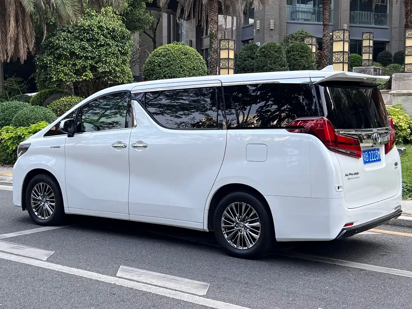 Toyota Alphard 2021 Hybrid 2.5L Premium фото 3