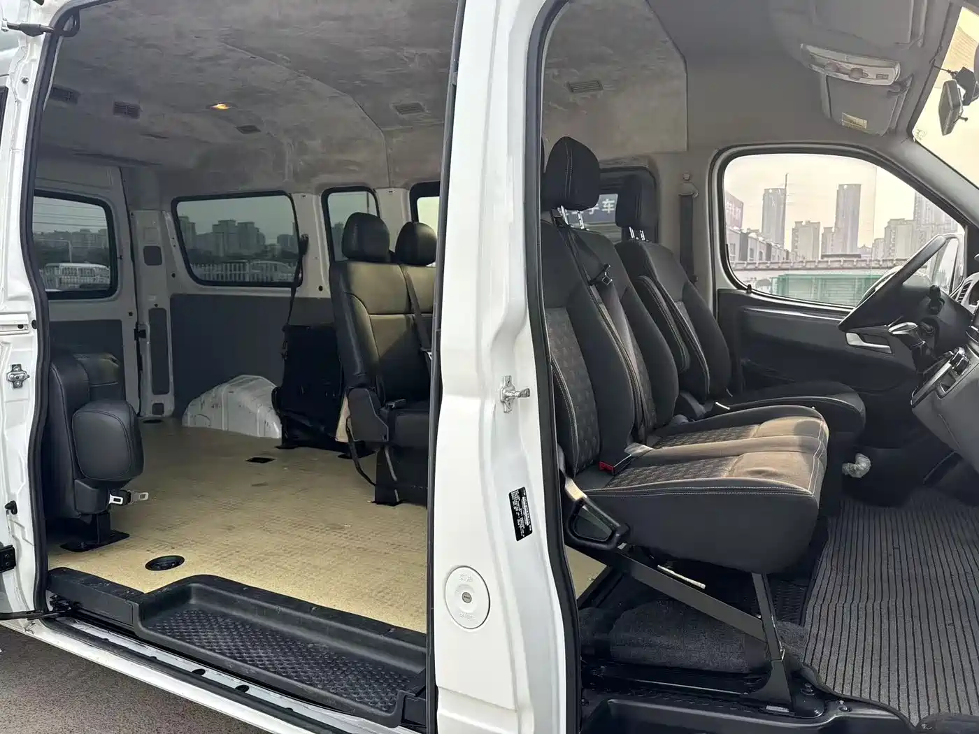 SAIC Maxus Xintu V80 2021 2.0T PLUS AMT Aoyun Long Wheelbase Medium Roof 6/7/8/9 Seater фото 3
