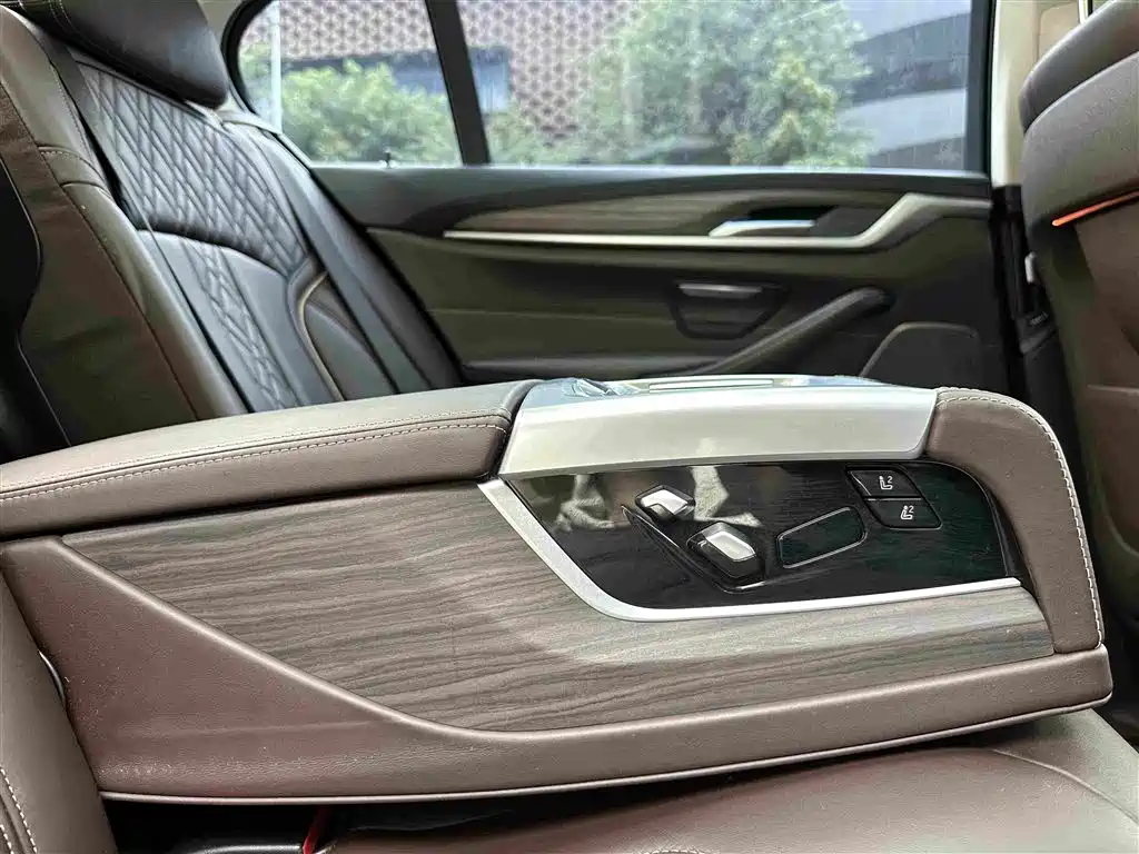 صورة 20 - BMW 5 Series