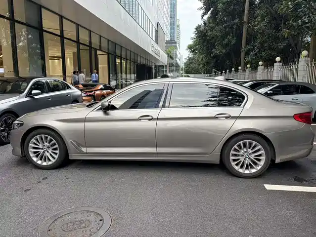 BMW 5 Series 2019 525Li Luxury Package — фото 2