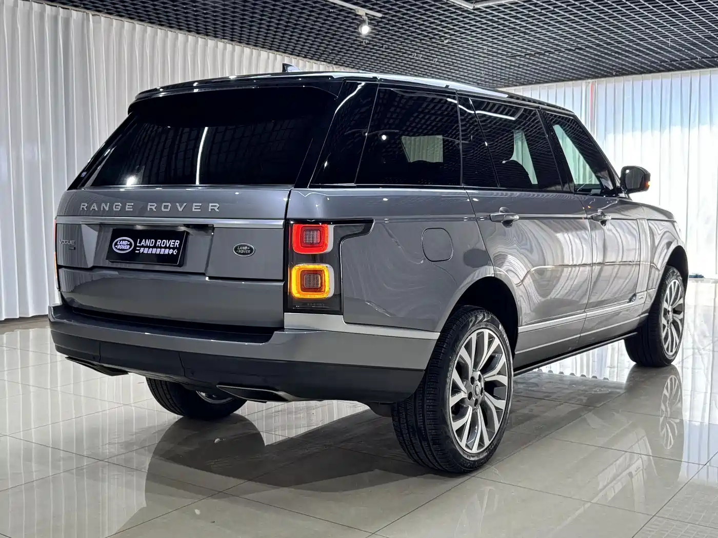 Land Rover Range Rover 2021 3.0 L6 Heritage Extended Classic Edition фото 6