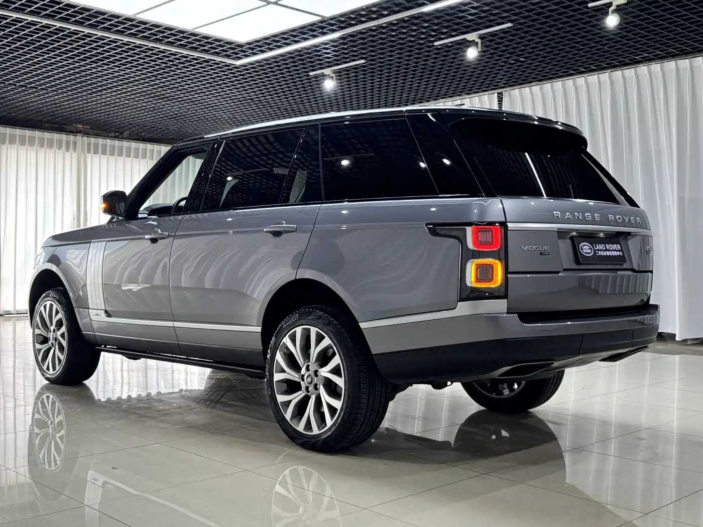 Land Rover Range Rover 2021 3.0 L6 Heritage Extended Classic Edition фото 4
