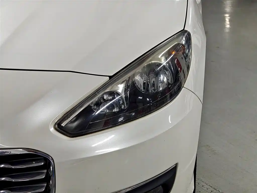 Peugeot 308 2014 Model Joy Edition Classic 1.6L Manual Superior Style фото 16