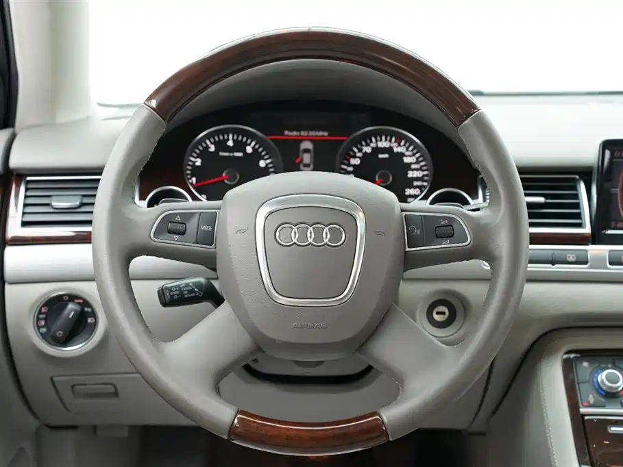 Фото 15 - Audi A8