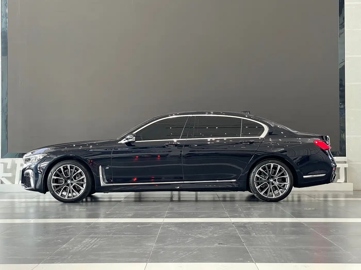 BMW 7 Series 2019 740Li Leading M Sport Package фото 3