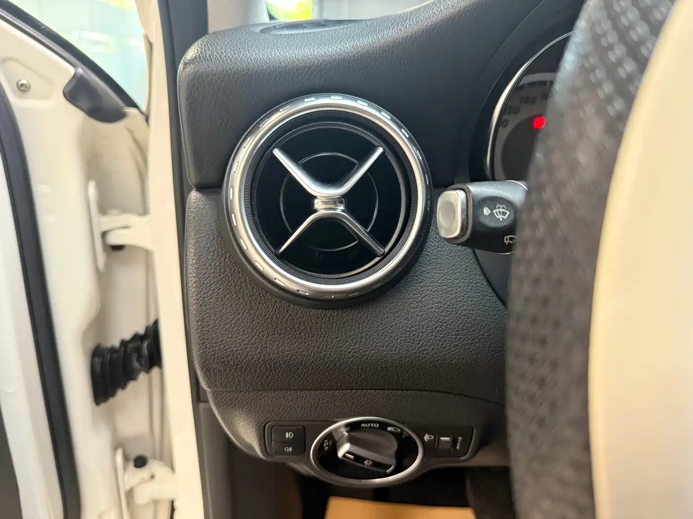 Mercedes-Benz GLA 2015 GLA 200 Dynamic фото 15