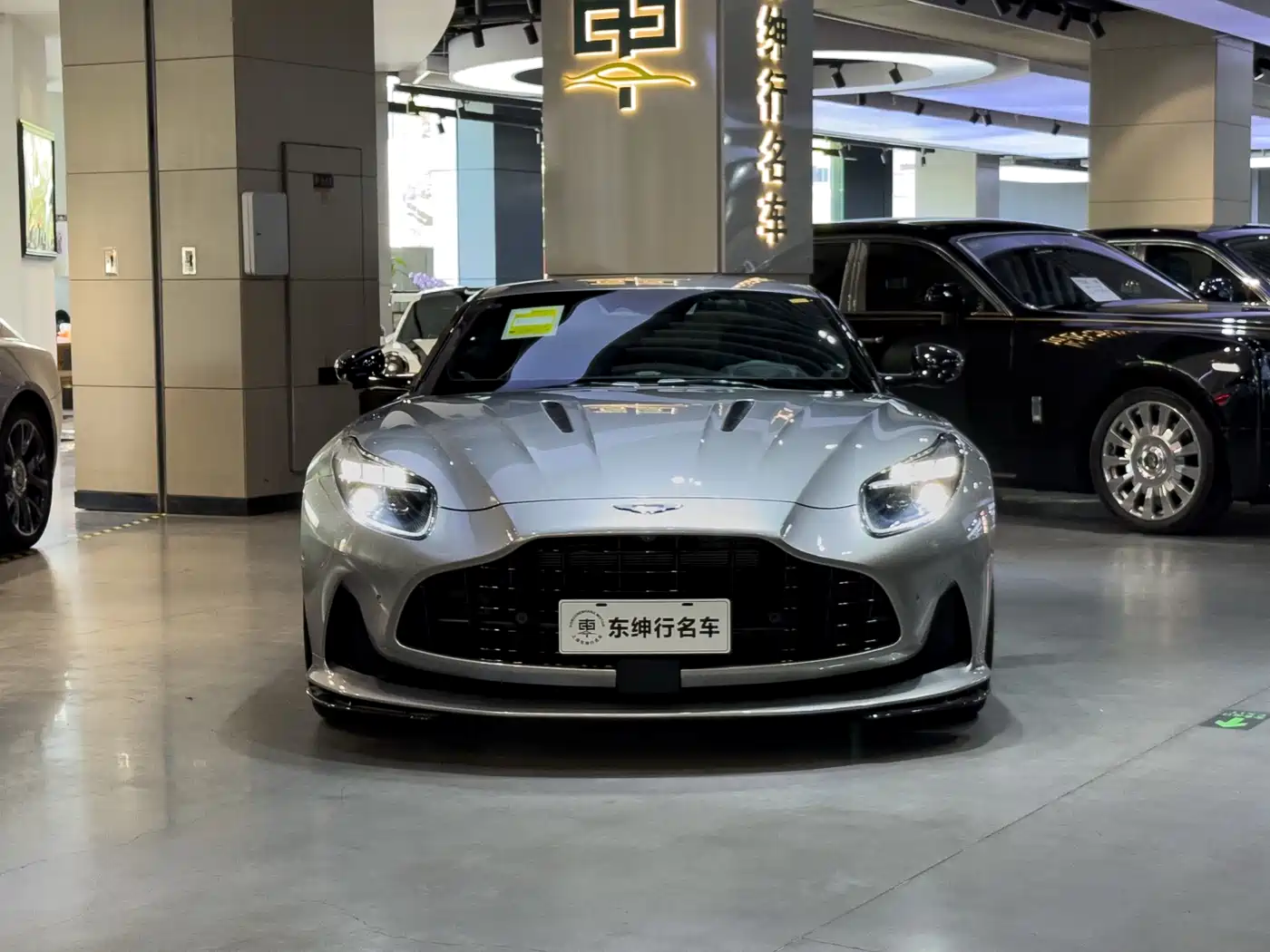 Aston Martin DB12 2025 4.0T V8 Coupe фото 2