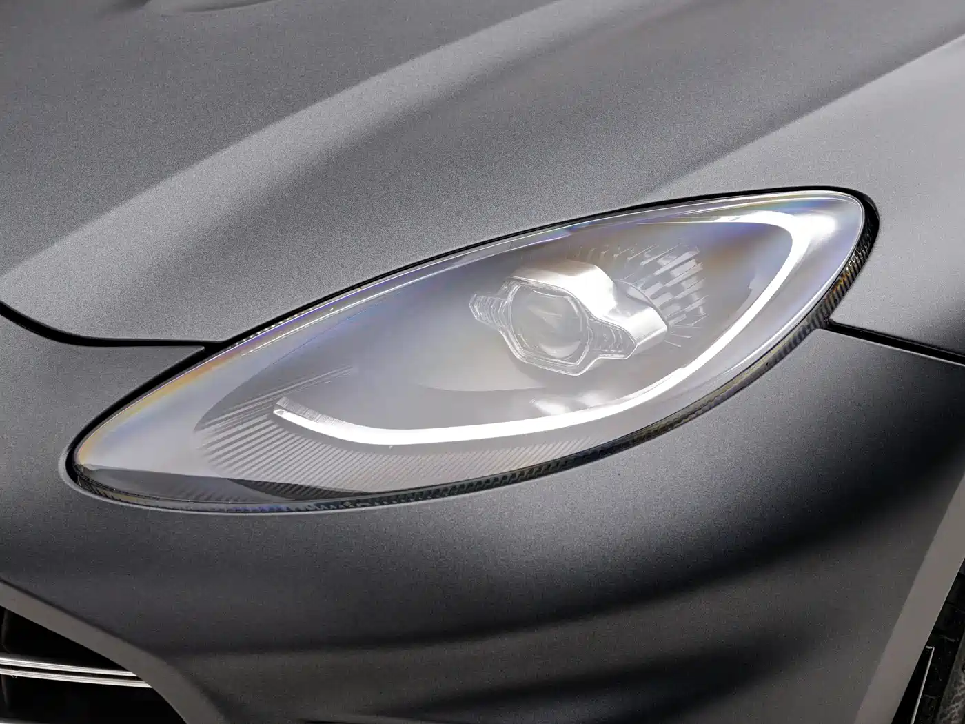 ASTON MARTIN DBX