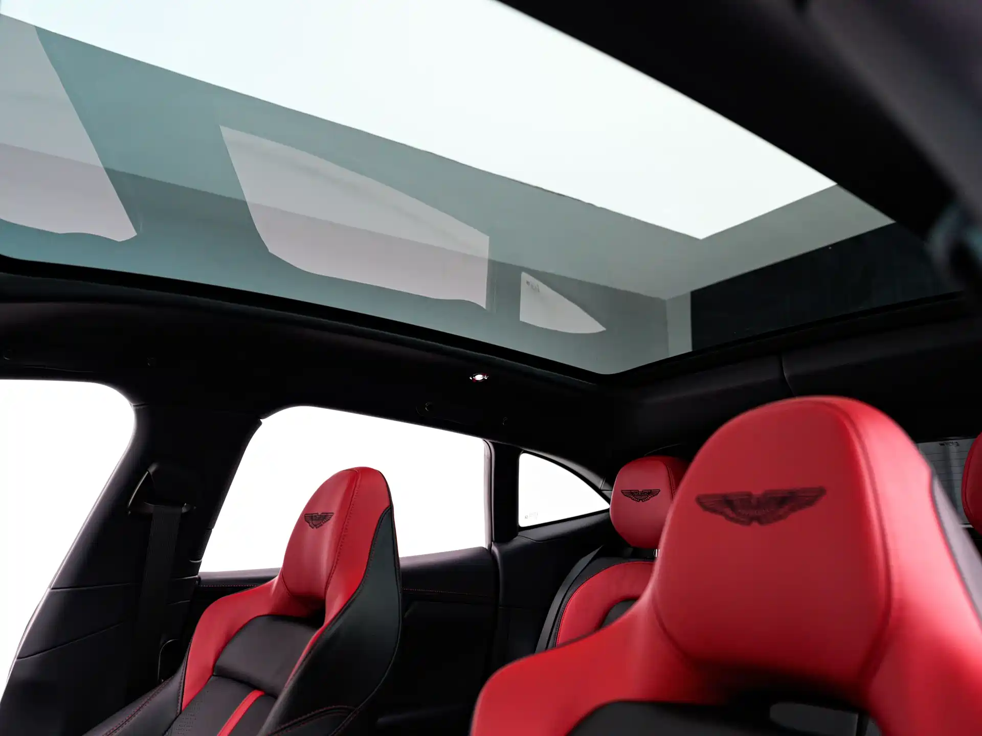 Фото 22 - Aston Martin DBX