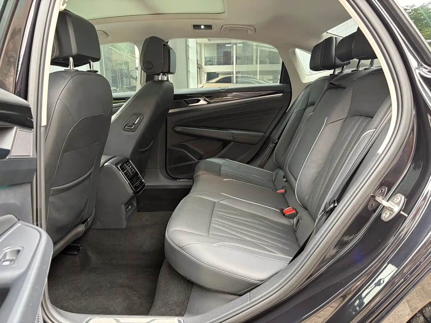 Volkswagen Passat 2022 330TSI Starlight Luxury Edition фото 10