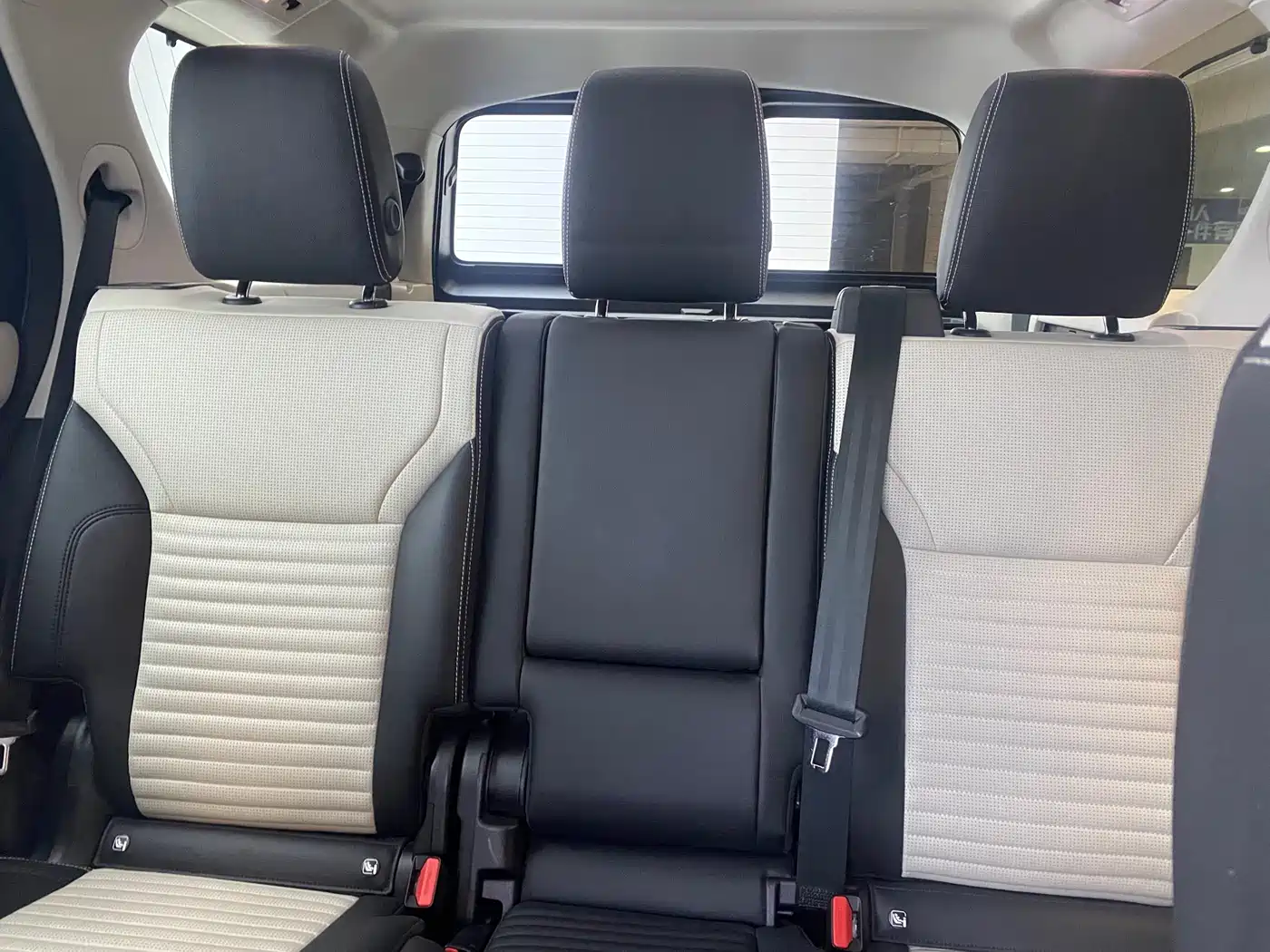Land Rover Discovery 2024 360PS Dynamic SE фото 12