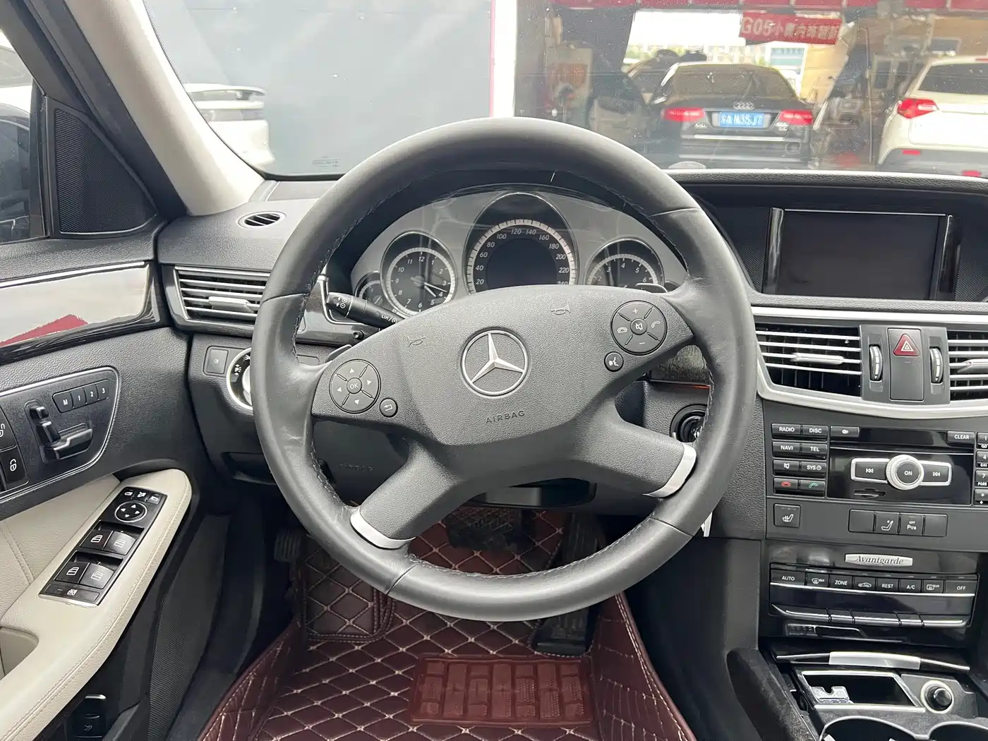 Photo 14 - Mercedes-Benz E-Class
