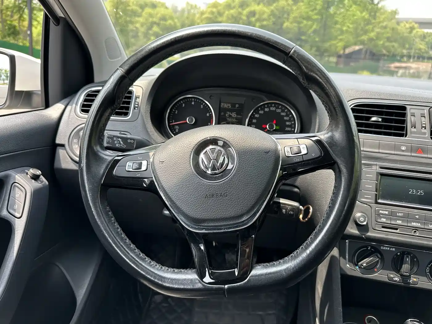 Volkswagen Polo 2016 1.6L Automatic Comfort фото 17