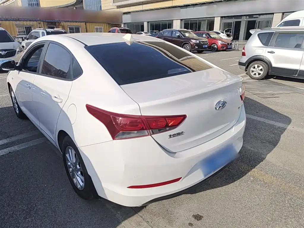 Hyundai Verna 2016 1.4L Manual Cool Edition GLS фото 5