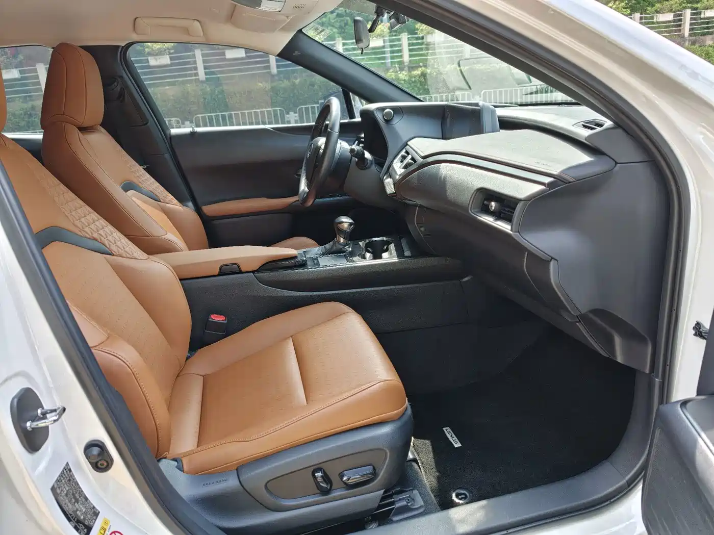 Фото 11 - Lexus UX