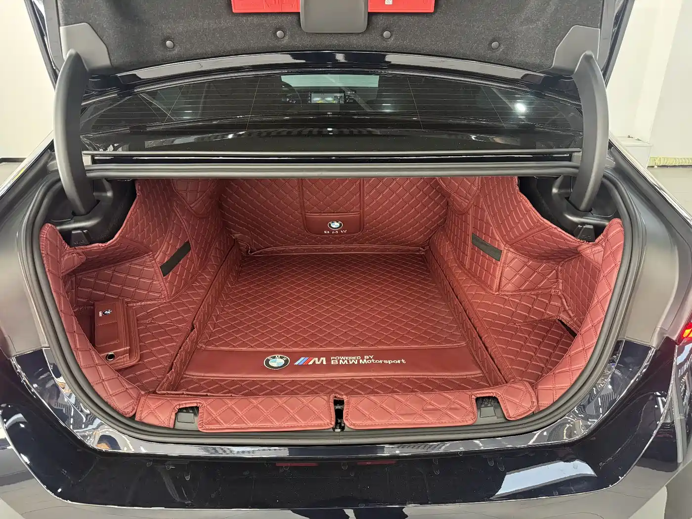 BMW 5 Series 2025 530Li Leading M Sport Package фото 27