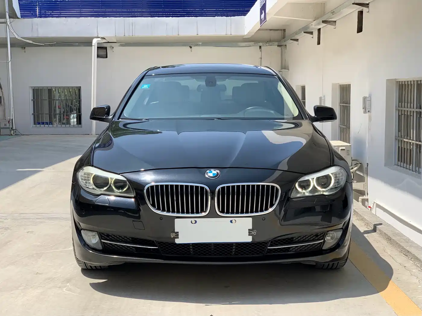 BMW 5 Series 2011 523Li Luxury фото 2