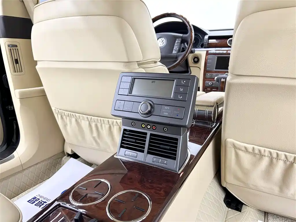 Volkswagen Phaeton 2009 Model 4.2L V8 4-seat Extended Executive Edition фото 10