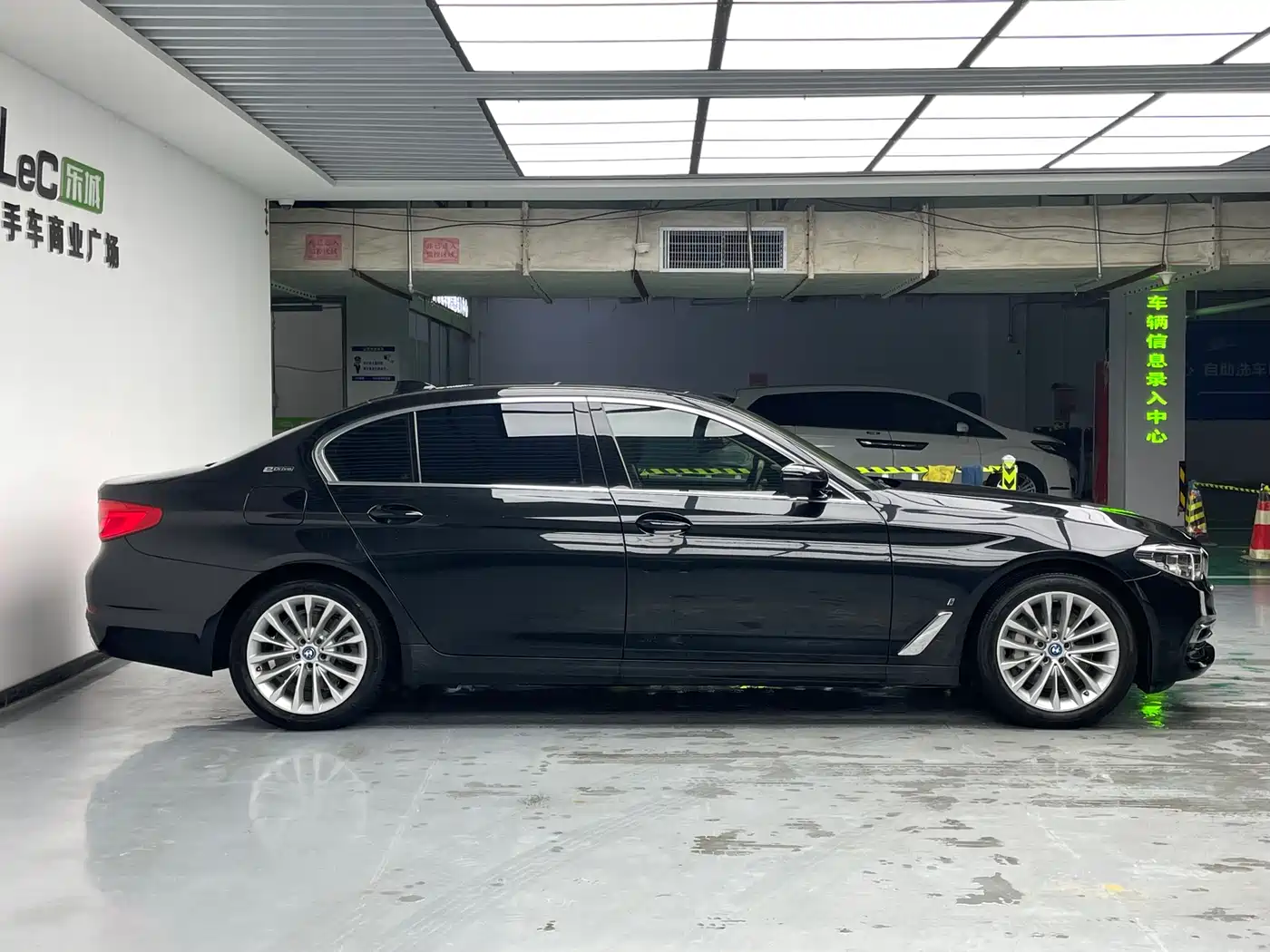 BMW 5 Series New Energy 2019 530Le Pioneer Edition фото 7