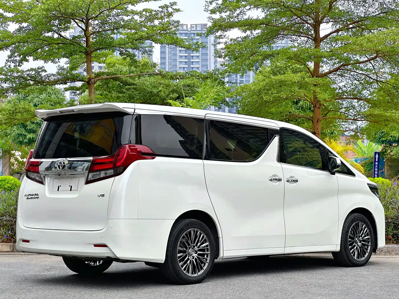 Toyota Alphard 2015 3.5L Premium Edition фото 7