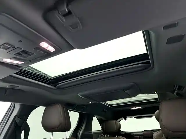 Toyota Granvia 2023 2.5L Hybrid Flagship VIP Edition фото 13