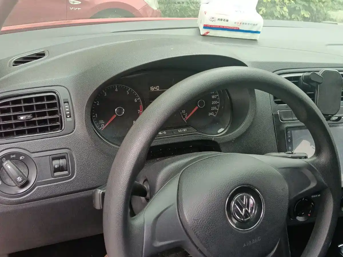 Volkswagen Polo 2016 1.4L Automatic Trend фото 3