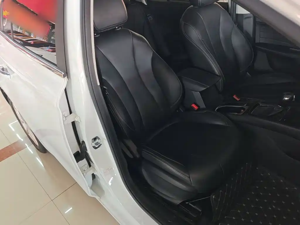 Фото 25 - Roewe i5
