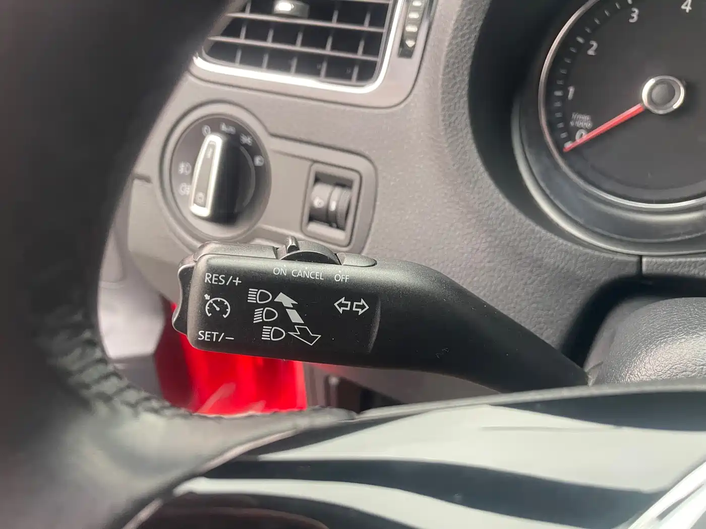 Volkswagen Polo 2016 1.6L Automatic Luxury фото 11