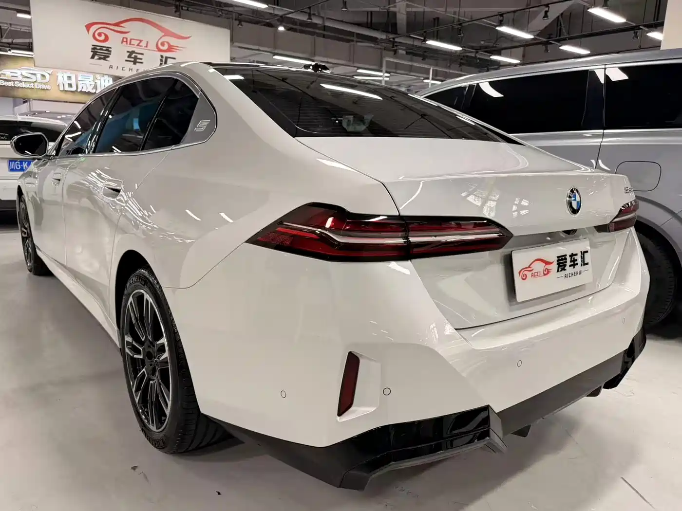 BMW 5 Series 2025 525Li M Sport Package фото 16