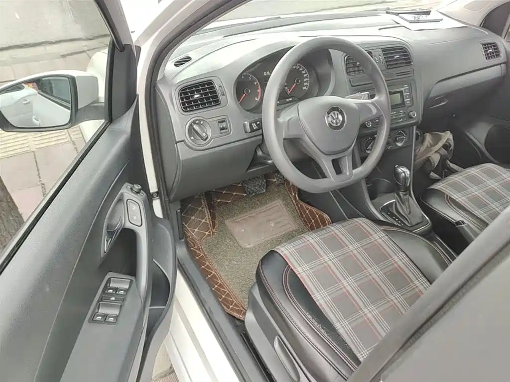 Volkswagen Polo 2016 1.4L Automatic Trend фото 16