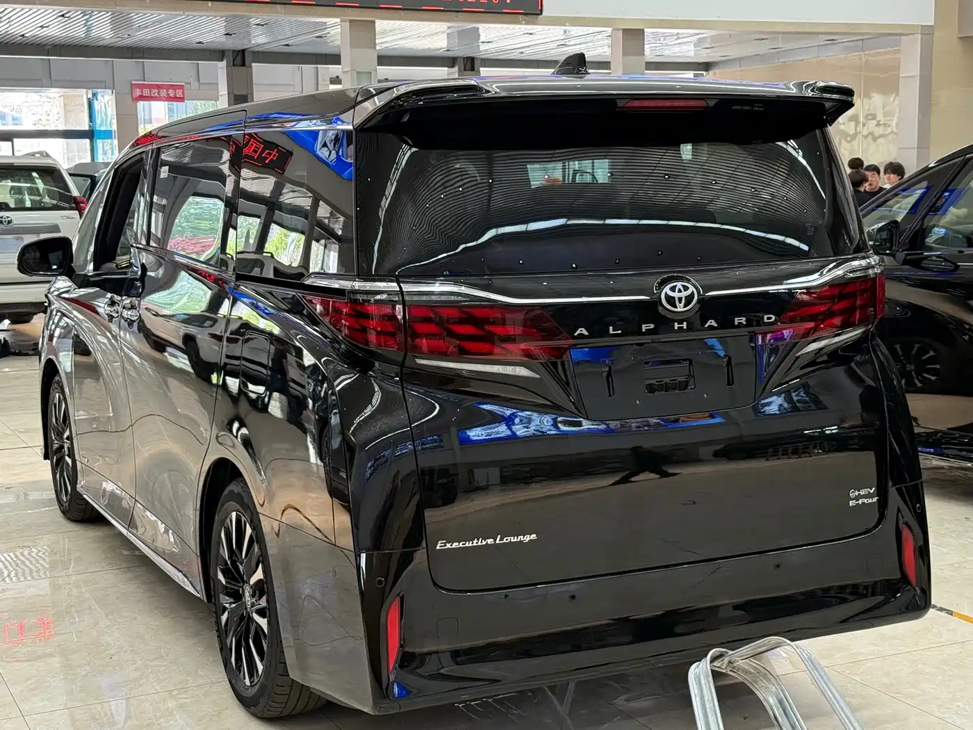 Toyota Alphard 2024 Hybrid 2.5L Ultimate Enjoyment Edition фото 10