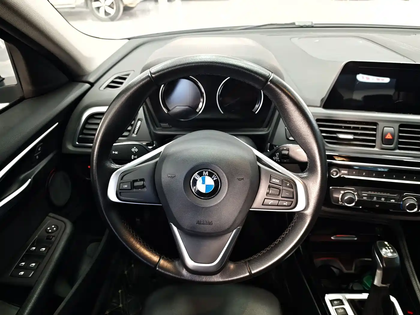 BMW 1 Series 2018 118i Sport Edition фото 12